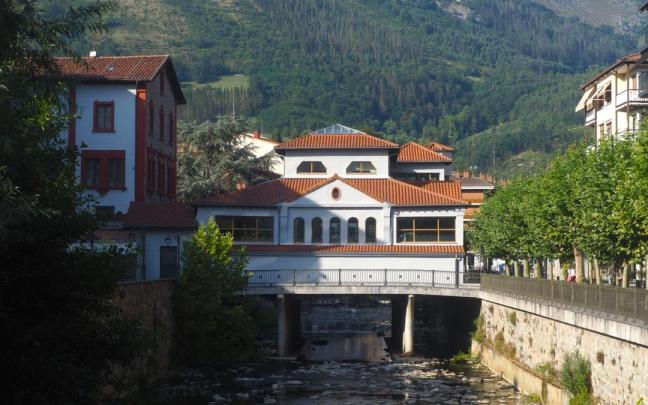 Vista general de la Plaza del Mercado, protagonista del chupinazo junto a las productores y vendedores que desarrollan su actividad en el edificio.