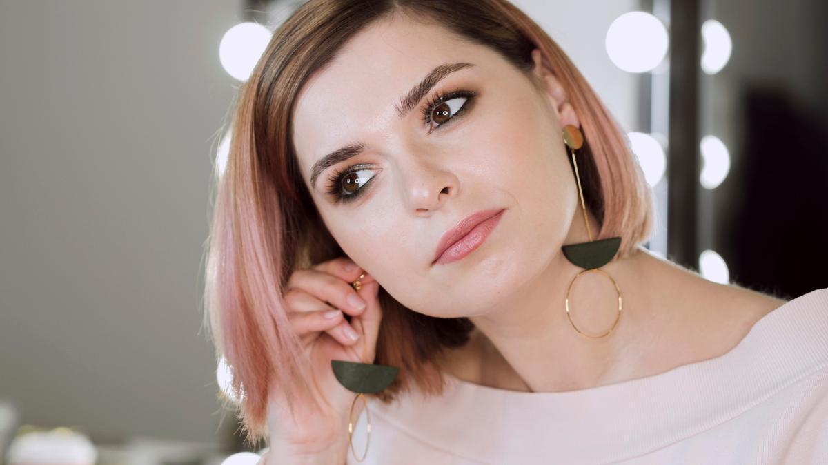 Aplicar lápiz negro en la línea de agua hace el ojo más pequeño.