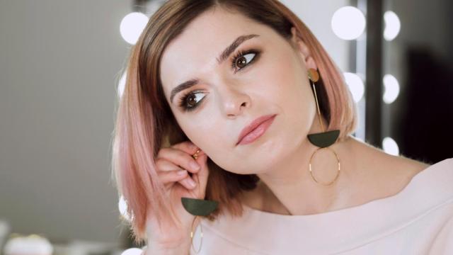 Aplicar lápiz negro en la línea de agua hace el ojo más pequeño.