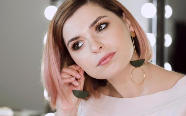 Aplicar lápiz negro en la línea de agua hace el ojo más pequeño.