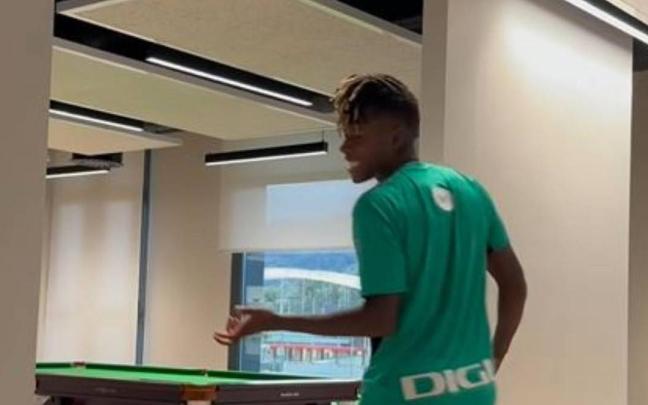 Nico Williams y Unai Gómez se "pican" por un videojuego / Instagram @unaaii20 Nico Williams y Unai Gómez se "pican" por un videojuego