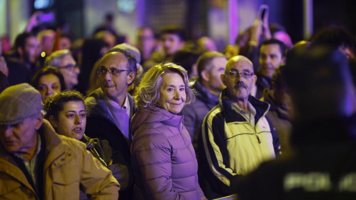 Esperanza Aguirre en la concentración frente a la sede del PSOE en Ferraz.