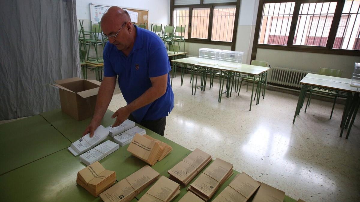 Un operario coloca papeletas en el instituto Padre Moret Irubide de Pamplona