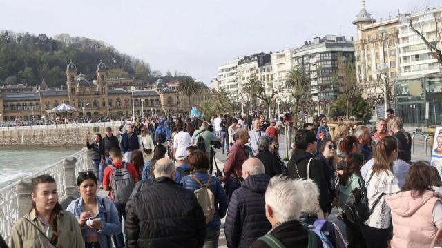 Turistas en Donostia. / Javier Colmenero Turistas en Donostia.