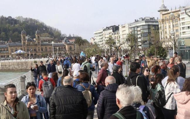 Turistas en Donostia. / Javier Colmenero Turistas en Donostia.