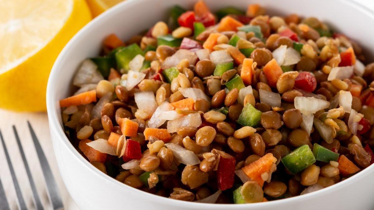 Ensalada de lentejas, un forma de comer legumbre en verano.
