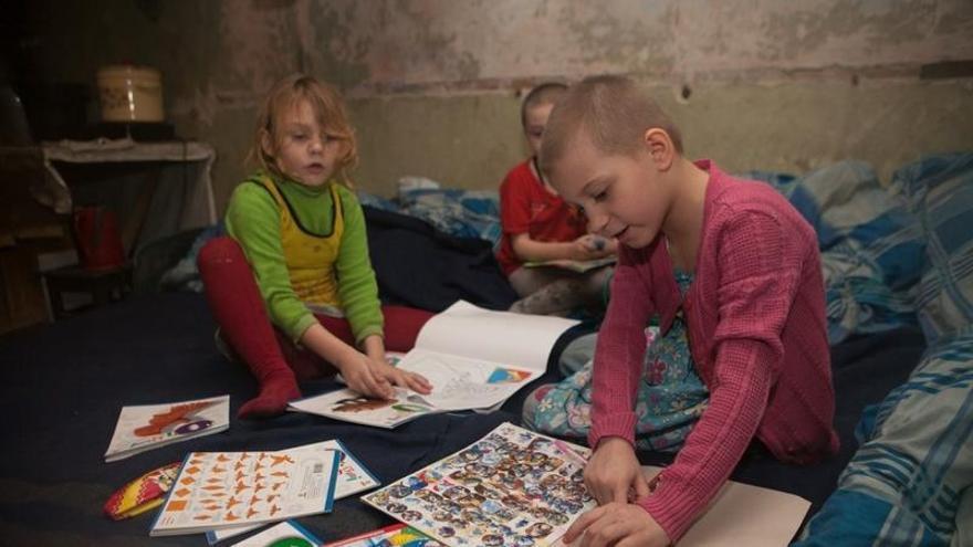 Varios niños ucranianos juegan en Donetsk.