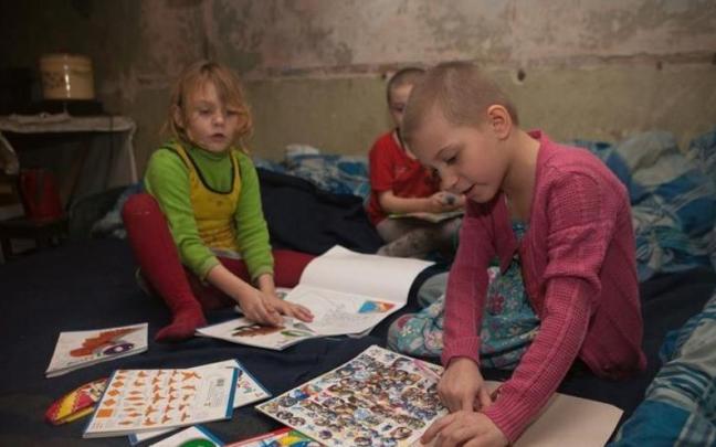 Varios niños ucranianos juegan en Donetsk. Varios niños ucranianos juegan en Donetsk.