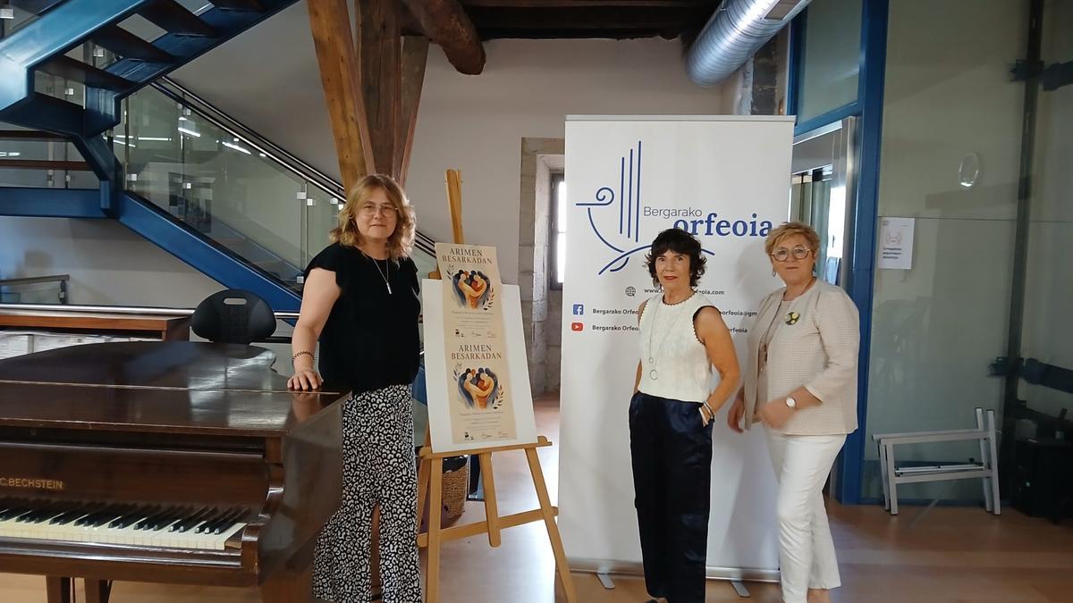 Nuria Santamaría, presidenta de Bergarako Orfeioa; Arantxa Jauregi y Miren Gurutze Arana, integrantes de la junta directiva.
