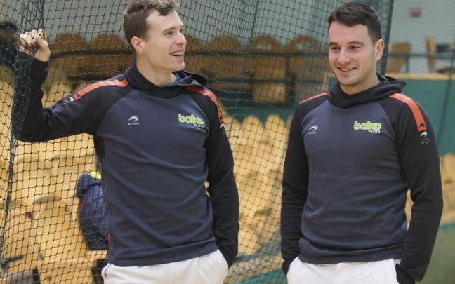 Iñaki Artola conversa con Ander Imaz en el frontón Labrit de Iruñea.