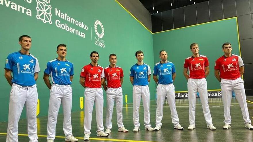 Los ocho pelotaris participantes en la fase final del Masters Caixabank posan en el Navarra Arena.