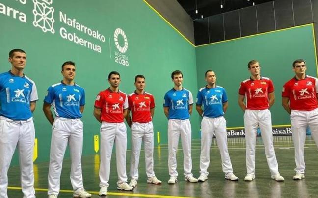 Los ocho pelotaris participantes en la fase final del Masters Caixabank posan en el Navarra Arena. Los ocho pelotaris participantes en la fase final del Masters Caixabank posan en el Navarra Arena.