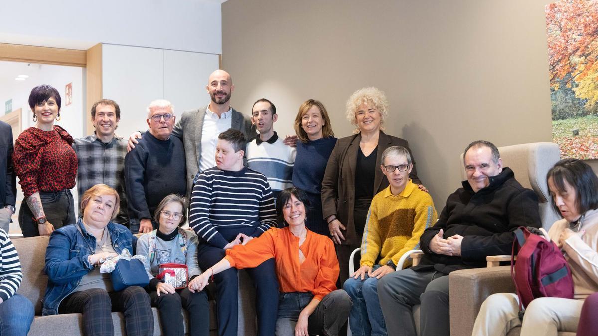 Eider Mendoza y Maite Peña, acompañados por representantes del Ayuntamiento de Eibar y la Fundación Goyeneche, durante la visita al nuevo centro Garagune