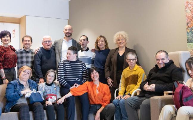 Eider Mendoza y Maite Peña, acompañados por representantes del Ayuntamiento de Eibar y la Fundación Goyeneche, durante la visita al nuevo centro Garagune