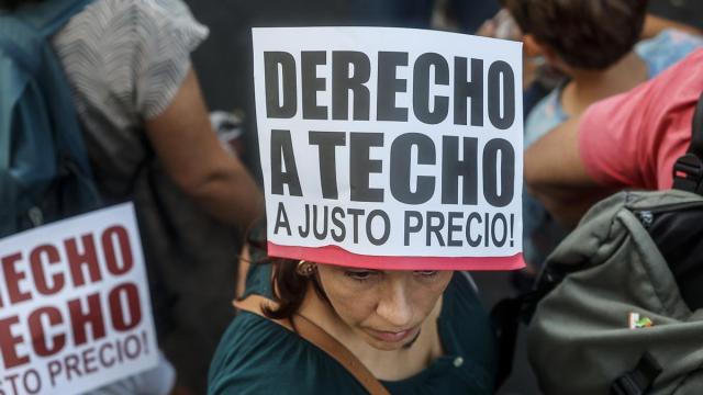 Varias personas durante una manifestación por el derecho a la vivienda.