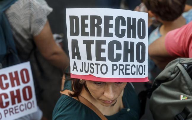 Varias personas durante una manifestación por el derecho a la vivienda.