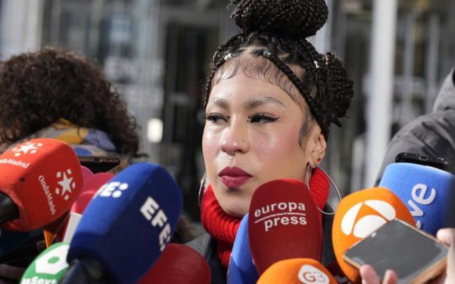 Lesly Ochoa atiende a los medios a su llegada a los juzgados de Plaza de Castilla.