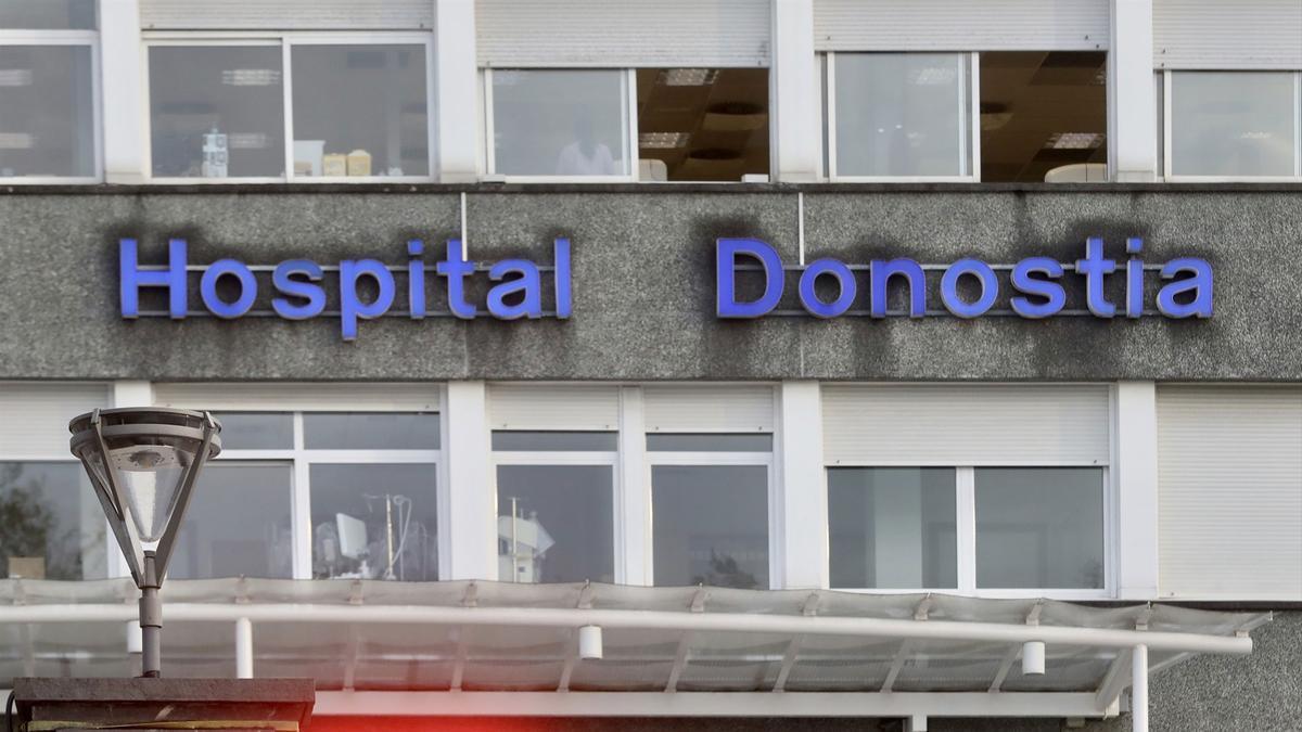 El joven detenido se encuentra ingresado en el Hospital Donostia.