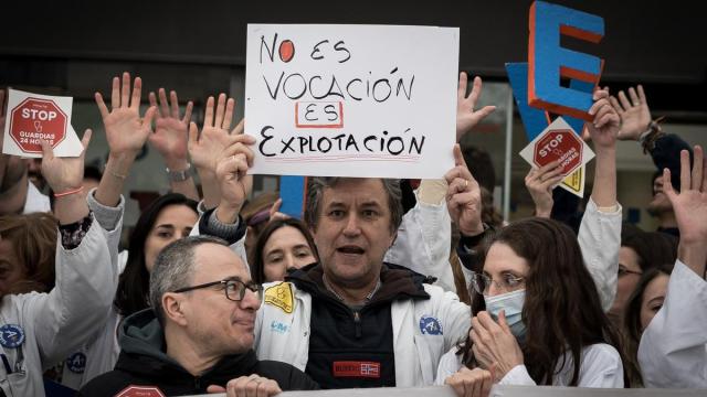 Varias personas durante una concentración, frente al Hospital Universitario Puerta del Hierro de Madrid.