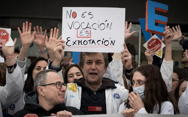 Varias personas durante una concentración, frente al Hospital Universitario Puerta del Hierro de Madrid.