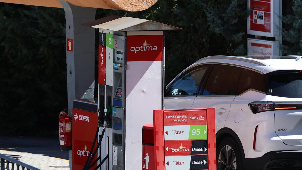 Un vehículo reposta en una gasolinera.
