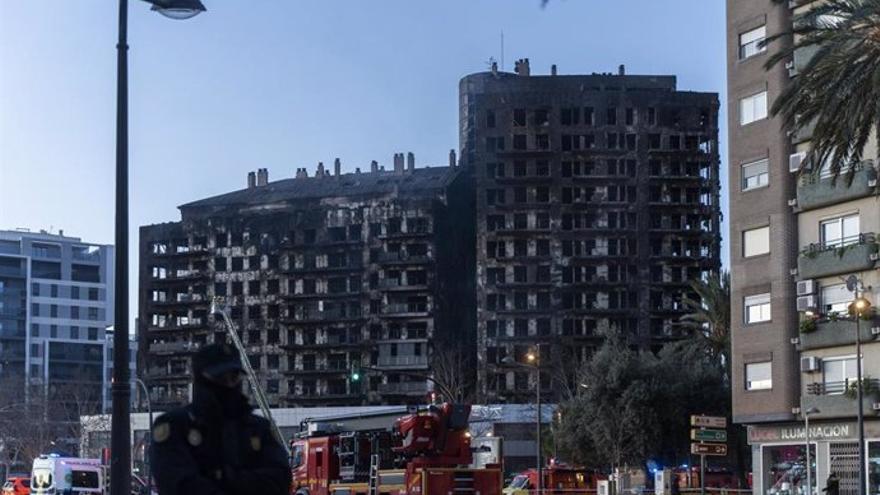 Vista del edificio incendiado en el barrio valenciano de Campanar