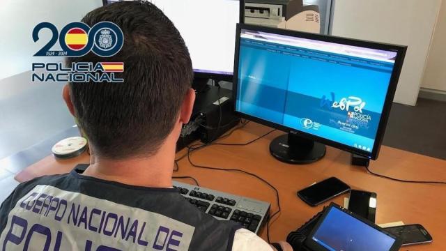 Imagen de un agente de Policía Nacional frente a un ordenador