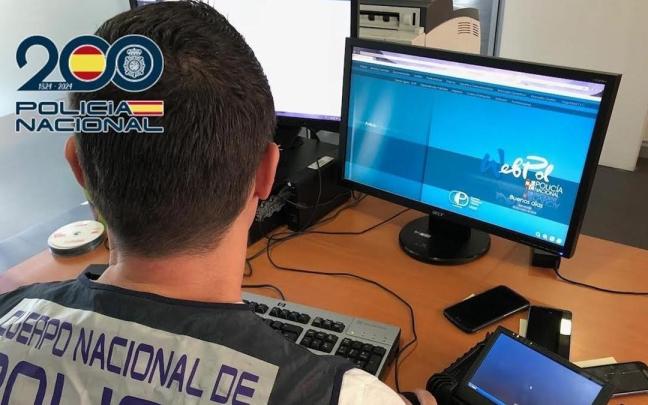 Imagen de un agente de Policía Nacional frente a un ordenador