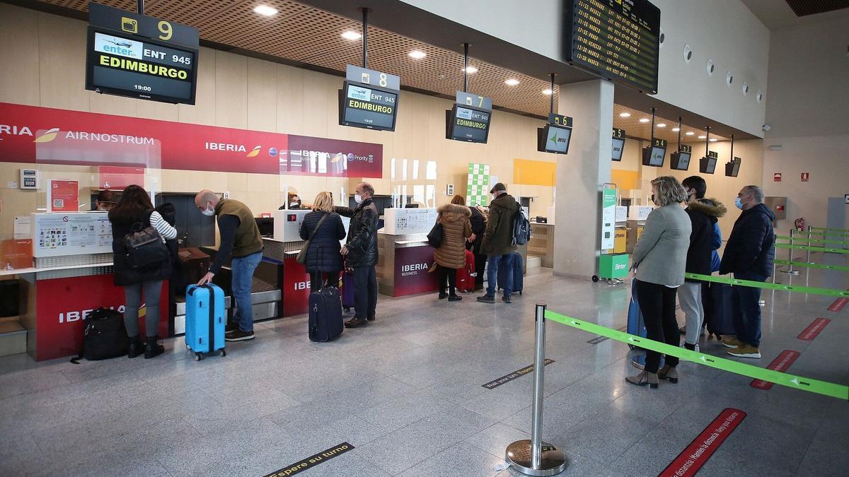 Pasajeros en el aeropuerto de Pamplona