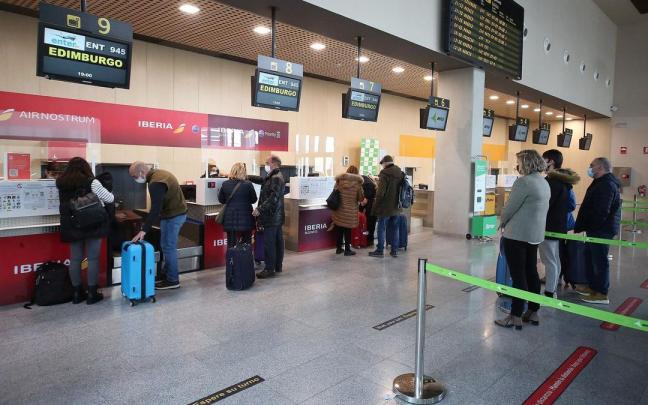 Pasajeros en el aeropuerto de Pamplona