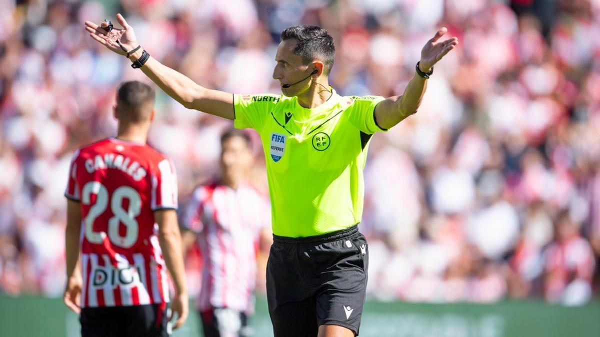 Sánchez Martínez decreta la suspensión del partido.