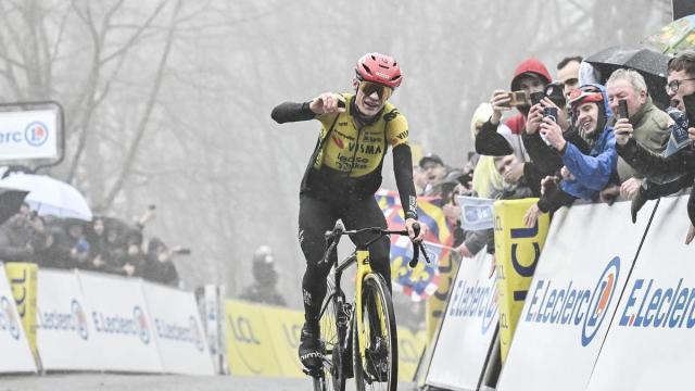 Vingegaard festeja la victoria que le sitúa líder de la París-Niza.