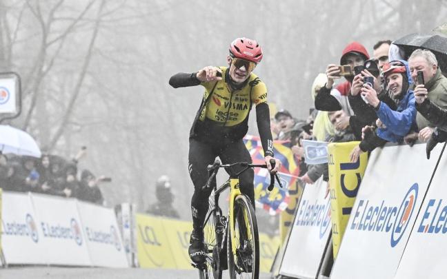 Vingegaard festeja la victoria que le sitúa líder de la París-Niza.