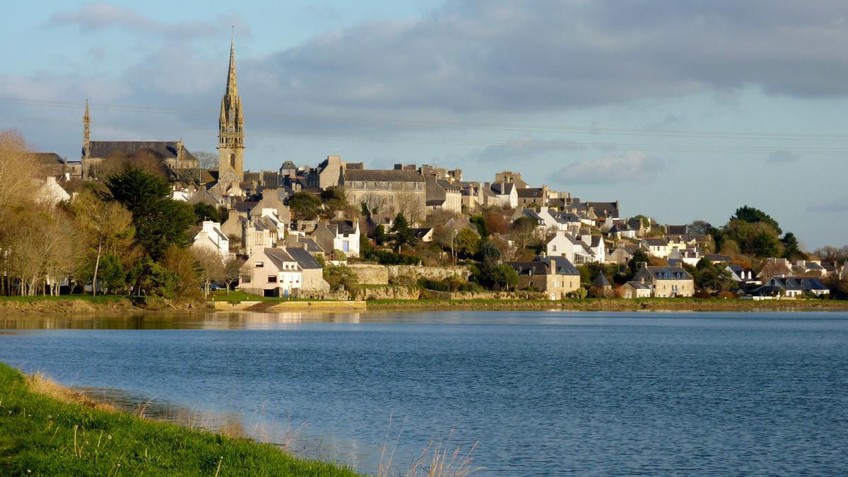 Pont Croix, a orillas del río Goyen, es la puerta a la accidenta costa bretona.