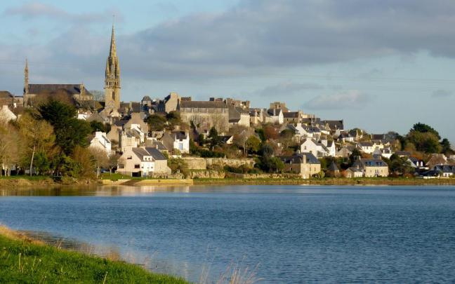 Pont Croix, a orillas del río Goyen, es la puerta a la accidenta costa bretona.
