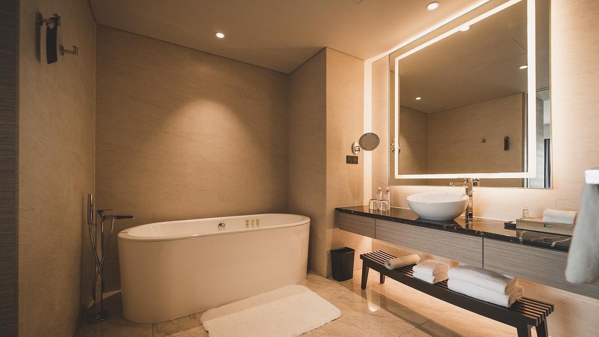 Baño con una buena iluminación con luces LED que permiten ver perfectamente y crean un ambiente relajado