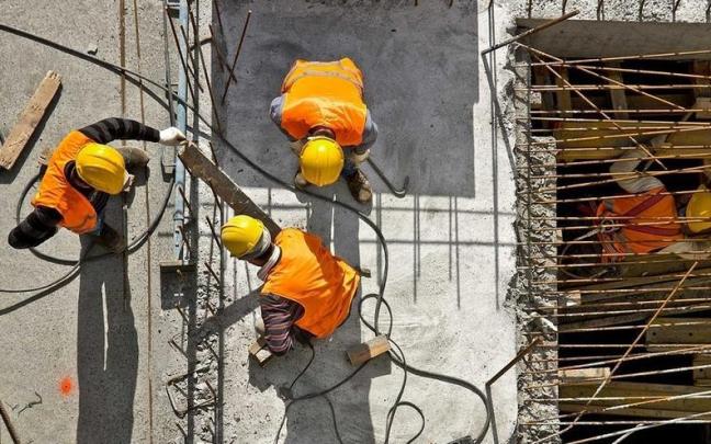 Un grupo de trabajadores. Un grupo de trabajadores.