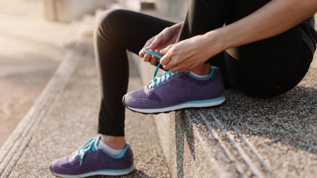 Primer plano de manos atando unos cordones
