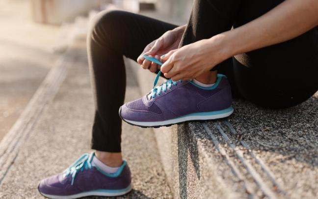 Primer plano de manos atando unos cordones