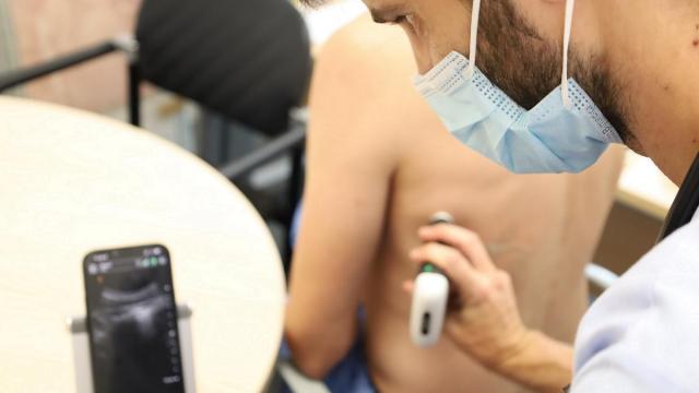 Un profesional sanitario realizando una ecografía del tórax para detectar enfermedades respiratorias