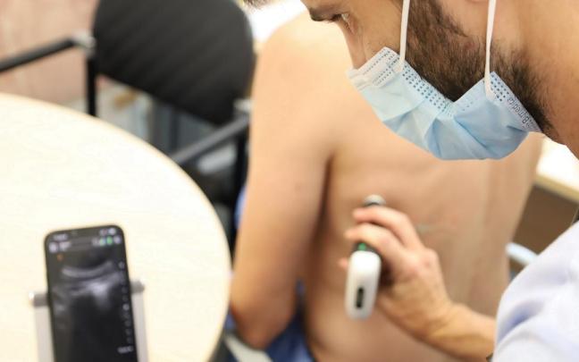 Un profesional sanitario realizando una ecografía del tórax para detectar enfermedades respiratorias