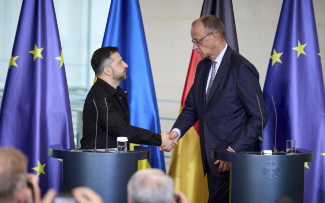 El presidente de Ucrania, Volodimir Zelenski, estrecha la mano del canciller alemán, Friedrich Merz.