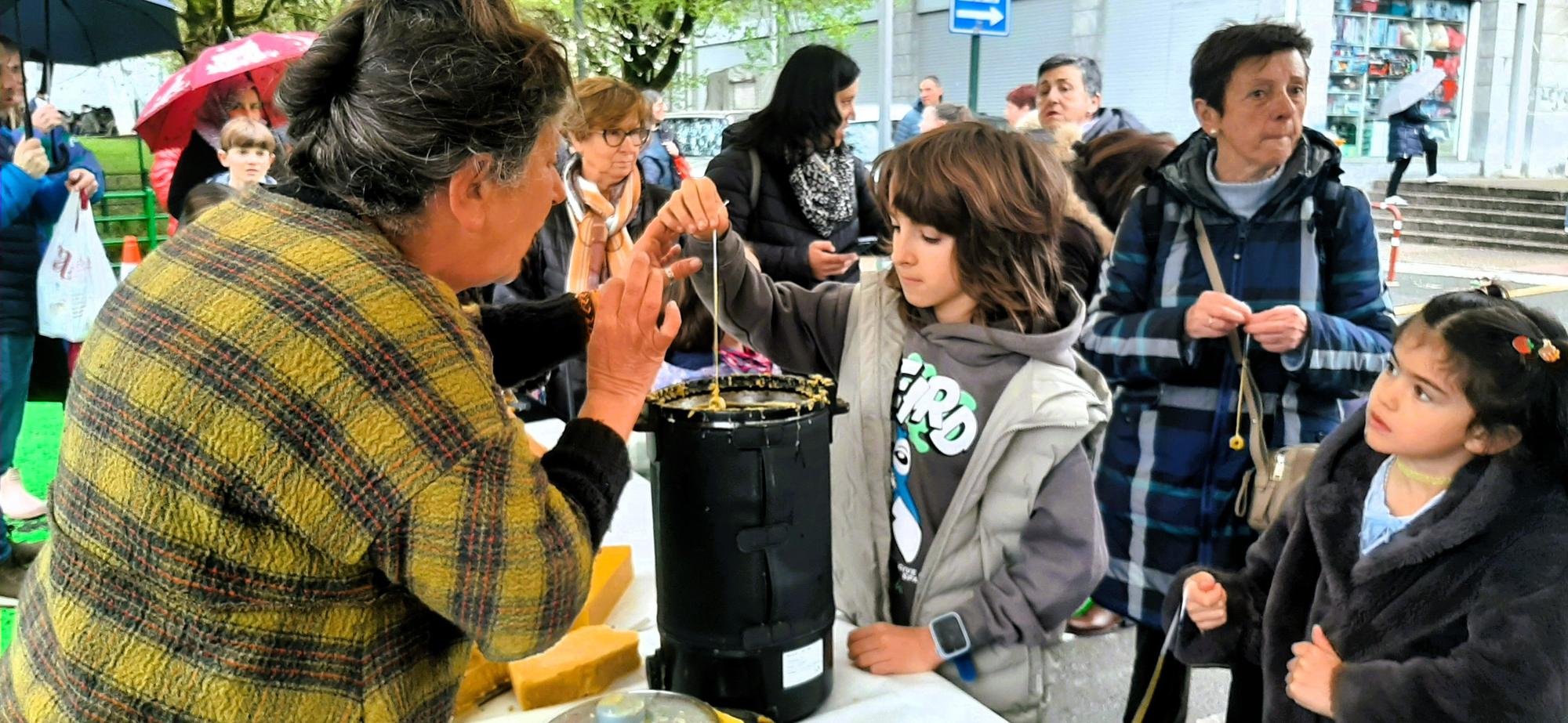 Un centenar de puestos de productos caseros y artesanos que se han distribuido entre la Herriko Plaza y Aldai