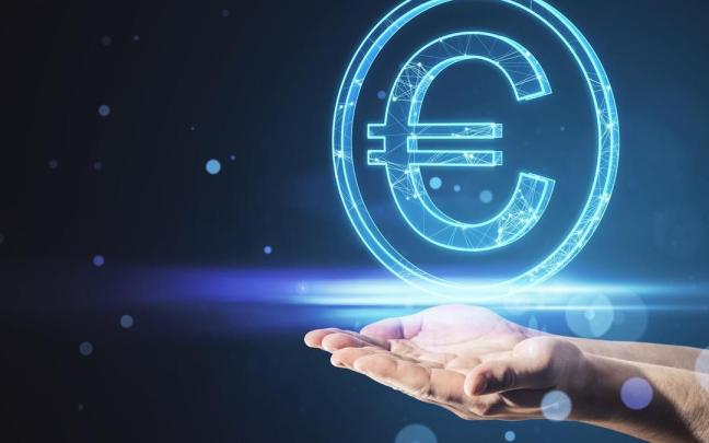 Una mano sostiene el símbolo del euro.