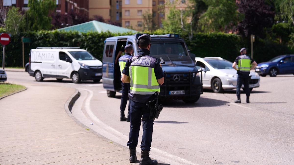Agentes de Policía Nacional durante una operación policial en Torrelavega, Cantabria.