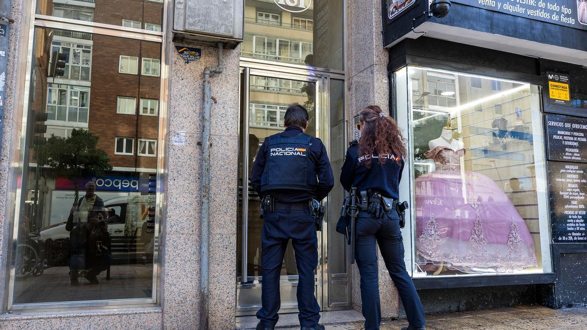 Agentes de la Policía científica recogen pruebas en el lugar de los hechos.