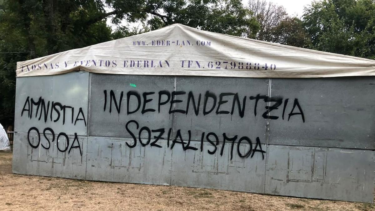 Personas sin identificar han realizado pintadas en las txosnas del PNV y el PSE-EE.
