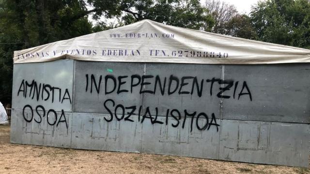 Personas sin identificar han realizado pintadas en las txosnas del PNV y el PSE-EE.