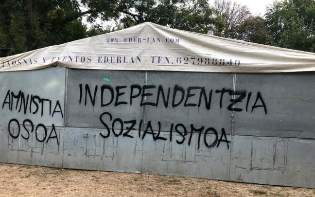 Personas sin identificar han realizado pintadas en las txosnas del PNV y el PSE-EE.