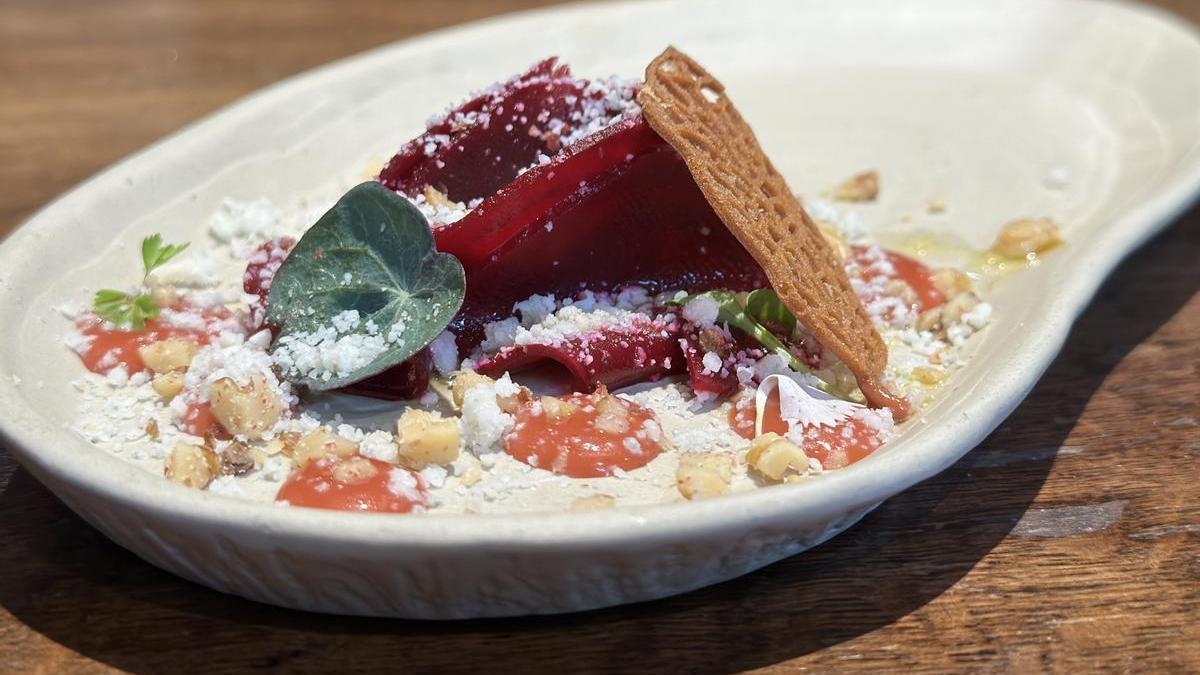 Encurtido de remolacha, acompañado con un agridulce de fresa y manzana, con queso azul de Iparralde y nueces.